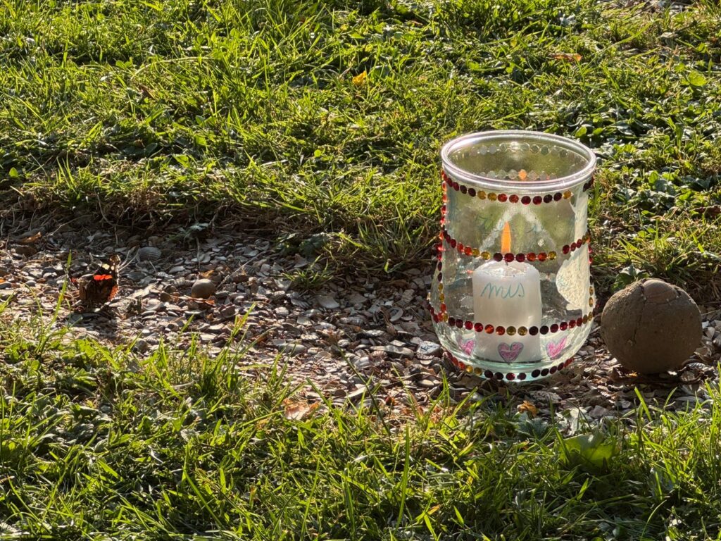 Handgemaakt windlicht versierd met kraaltjes en hartjes, gemaakt tijdens een rouwgroep